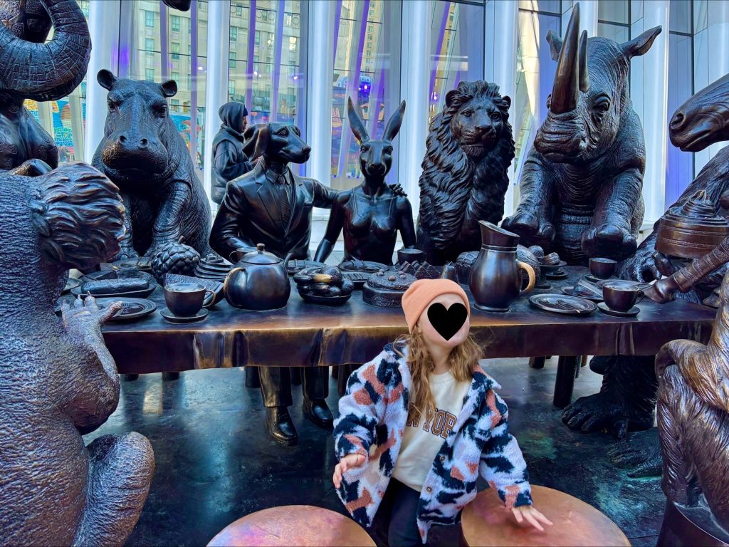 New York tea time statue